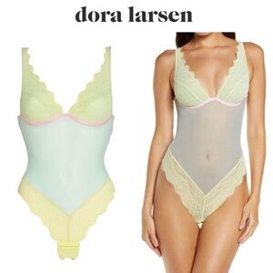 DORA LARSEN EMELIE LACE HIGH APEX LINGERIE BODYSUIT SZ 6 EU 165$